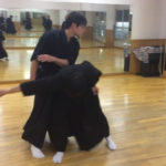 突きを捌くと同時に崩す