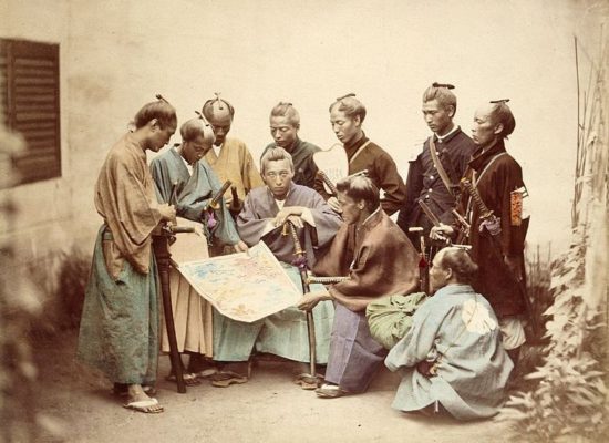 足の上に刀を立てる士